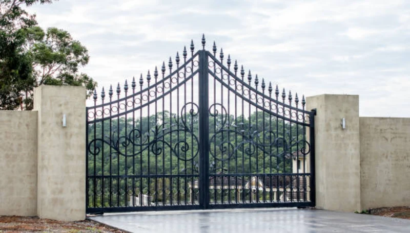 Gates with incorporation of Stone or Brick details